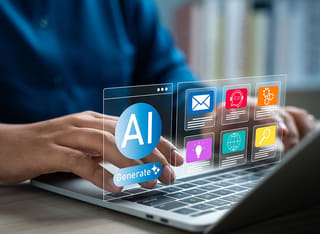 Investitore alle prime armi in criptovalute che studia le basi del trading automatizzato con IA