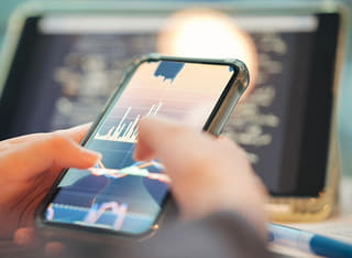 Investitore mentre controlla la procedura trasparente di prelievo e trasferimento di fondi