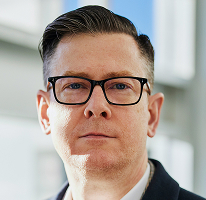 Alexander Hughes, CEO e dirigente di una società di trading di criptovalute, in un ritratto